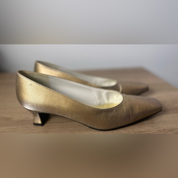 STUART WEITZMAN Women’s Gold Squared Toe Kitten Heel Pump Size 9.5 - Picture 4 of 13